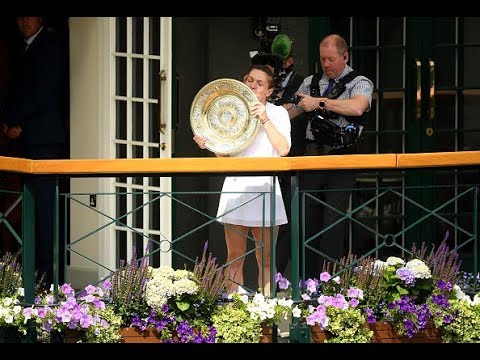 Теннис 2019 Wimbledon | Simona Halep poses with the Venus Rosewater Dish