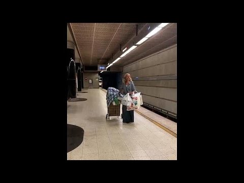 Viraler Hit: 52-jährige Frau macht U-Bahn-Station zur Opernbühne