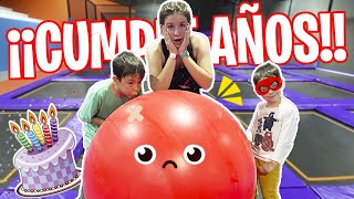 CELEBRAMOS el CUMPLEAÑOS en el PARQUE DE CAMAS ELÁSTICAS + ¡¡PELOTA GIGANTE!!