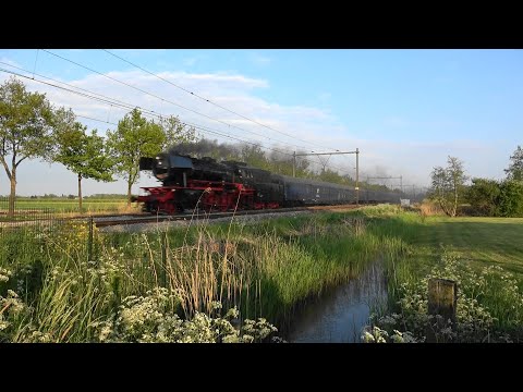 SSN 23 023 met de Nostalgie Expres te Schalkwijk 7 mei 2022