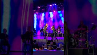 When a cruise concert turns into a crowd experience on Royal Princess. #cruise #cruiseship #music