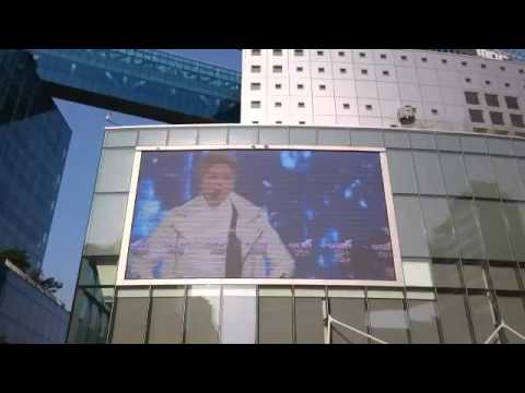 160319 People cheer on Taemin on MBC big screen