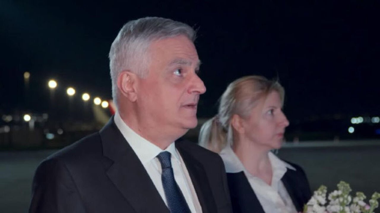Meloni arriva in Armenia per vertice Comunità Politica Europea, l’accoglienza con un mazzo di fiori