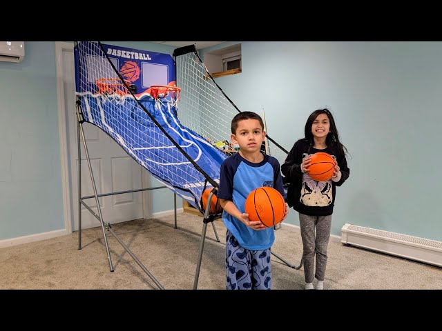 Vídeo relacionado con Juego de Arcade de Baloncesto Dual para Interiores y Exteriores, 8 Juegos Diferentes, con 4 Bolas con Marcador electrónico LED, para Adultos y niños (Individual)