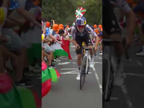 🤯 Pidcock attacks and drops everyone! #lavuelta25 #shorts