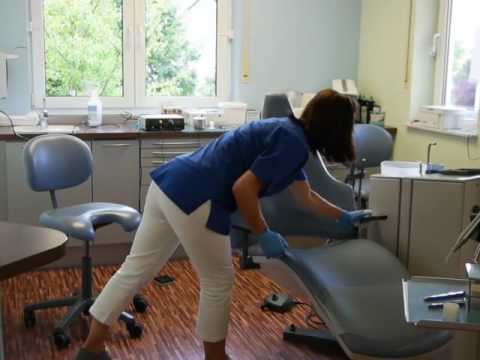 Auszubildende Zahnarzt Selters Westerwald am Behandlungsstuhl bei Zahnarztpraxis Selters Westerwald