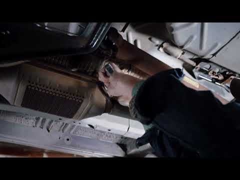 How a next-level pro removes stuck 02 sensors – WD-40 Specialist® Penetrant with EZ-REACH®