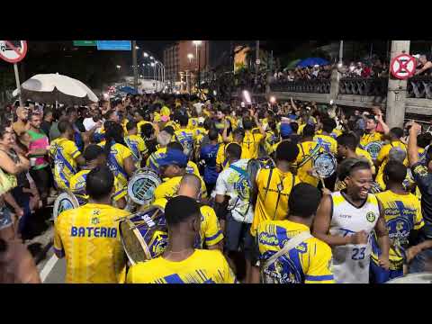 Bateria do Paraíso do Tuiuti no ensaio de rua para o carnaval 2026