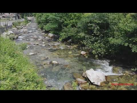 TORRENTE DI MONTAGNA CON ACQUA CRISTALLINA  CHE LA SI PUO' BERE A VERNANTE. (CN) DOM. 27 - 6 - 2021.