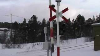 preview picture of video 'Håkonsbakken Planovergang i Os (Rørosbanen) 1 / Håkonsbakken Railroad crossing in Os, Norway 1'