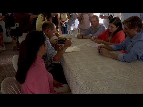 Imágenes del acto de escrituras colectivas de Mevir en Goñi, Florida