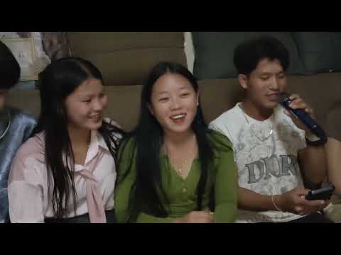 Hmo no cag hu nkauj ua rau cov Na Ej  quaj kiag. 