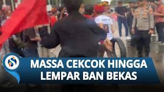 Aksi Massa Cipayung Lempar Ban Bekas ke Gerbang DPR,  Sempat Adu Mulut dengan Polisi