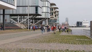 preview picture of video 'Hamburg, Germany: Altona, Elbufer, Promenade Neumühlen - 4K Video Photo'