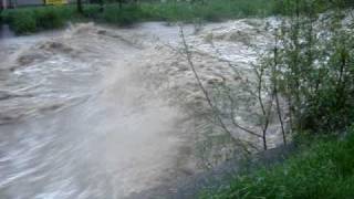 preview picture of video 'Povodně (Powódź Olza) Jablunkov, Návsí 17. 5. 2010 - část 5.'