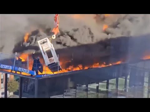 Reading fire: Crane operator rescues worker on burning high-rise (lucky escape) (1) (UK) 23/11/2023