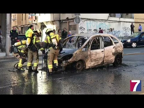 Incendio fortuito de un coche en la salida de Barakaldo