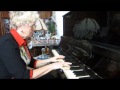 Моя мама играет на пианино (все мелодии подобраны на слух) 