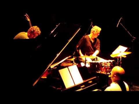 Stefano Onorati Trio - Mad man moon (T.Banks)