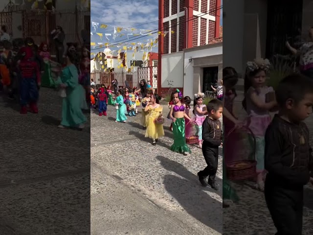 Vídeo relacionado con Funidelia Disfraz Oficial de Pitufina para niña, Incluye vestido con cola incluida, medias, gorro, Los Pitufos - Traje para niños para fiestas, Carnaval y Halloween, Talla 7-9 años
