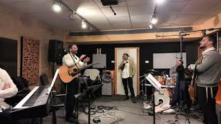 אבי הס –  ׳חלקנו׳ בחדר חזרות עם הלהקה (היוצר אבי הס) - התמונה מוצגת ישירות מתוך אתר האינטרנט יוטיוב. זכויות היוצרים בתמונה שייכות ליוצרה. קישור קרדיט למקור התוכן נמצא בתוך דף הסרטון