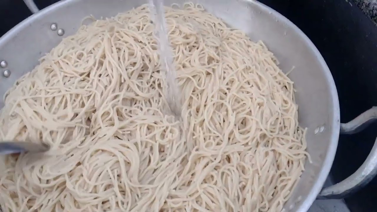 preparando a merenda das crianças na escola!!! hoje temos macarronada com molho de lagarto 😋