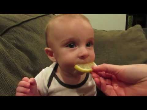 Ребёнок впервые попробовал лимон.