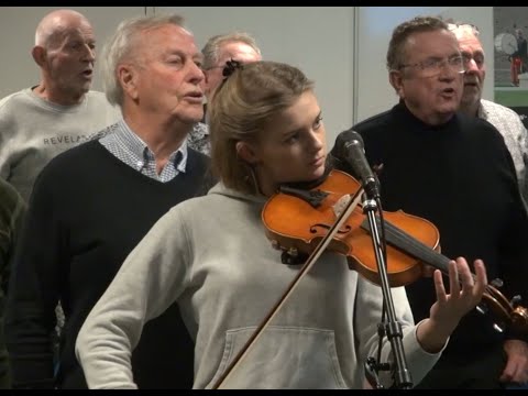 Recht Deur Zee en Bente van der Steeg met " Geef de kinderen een wereld "  van Dana Winner