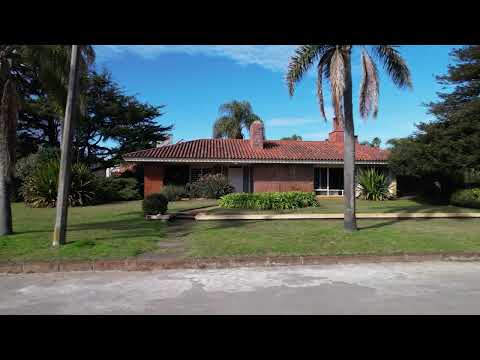 Video de YouTube - Residencia clásica en esquina con jardín y piscina — Carrasco