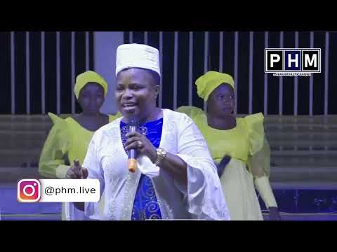 Dr. Bisi Alawiye Aluko  with her legendary angelic voices Praising God in an Unusual way @Erio 2022