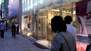 "Walking Into Apple Store in Ginza" (100723Fr-1854)