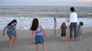 preview picture of video 'First time at the ocean for 8 kids.'