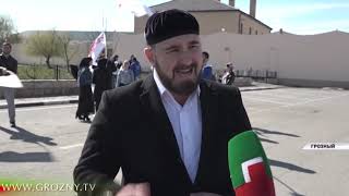 Тысячи жителей Чечни приняли участие в торжественном шествии в честь Дня Конституции 