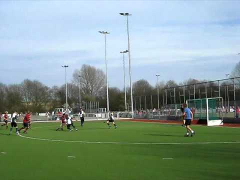 Schot op doel HC Alphen JB3 op 2 april 2011