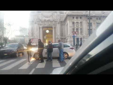 MILANO. TASSISTA MULTATA PER GREENPASS? . BLOCCA STRADA CON TAXI.
