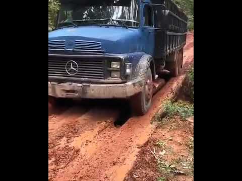 Minas Gerais: caminhão gigante por um fio em ponte de madeira.