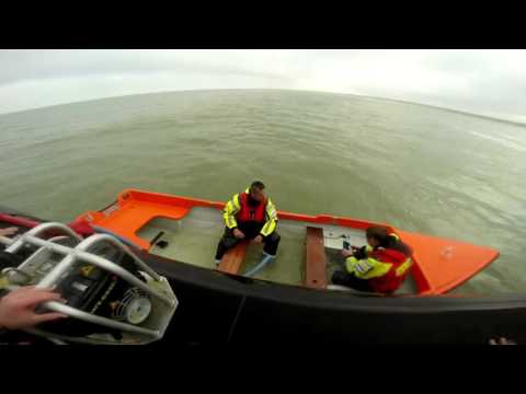KNRM HvH oefenen met zinkende sloep