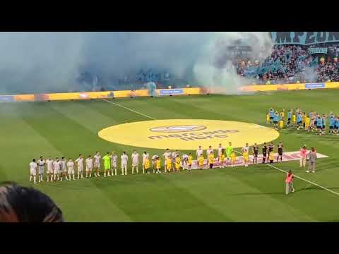 "VIVO  ESPECTACULAR RECIBIMIENTO A BELGRANO VS ESTUDIANTES RIO CUARTO EN ALBERDI 2026." Barra: Los Piratas Celestes de Alberdi &bull; Club: Belgrano &bull; País: Argentina