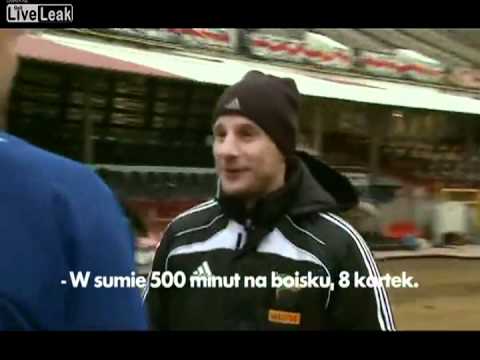 Tomasz Dawidowski z Lechii Gdańsk żartuje ze swoich czerwonych kartek