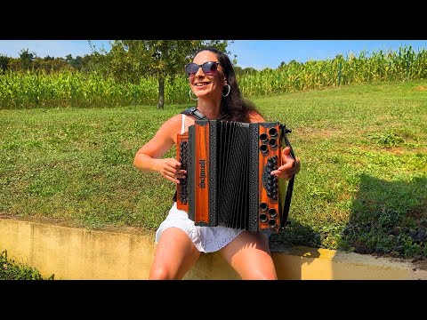 Claudia Hinker spielt "Auf der Streif" auf ihrer Steirischen Harmonika
