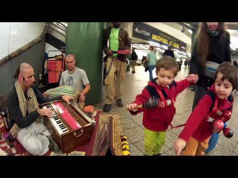 Krishna Prasad Prabhu Chants at Atlantic / Barclays and Mom and Kids Play Shakers