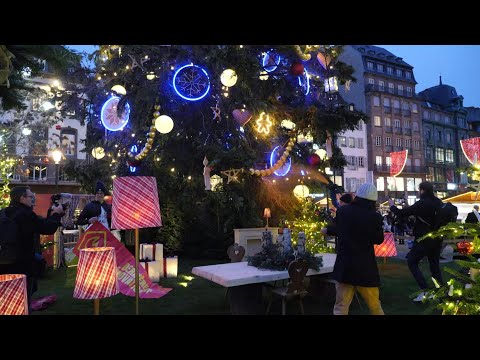 Strasbourg: environmental activists spray paint on Christmas tree | AFP