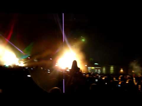 Tiesto @ Cacao Beach 2011 ( Supermode vs. Hurts -- Tell Me Why Life Is Wonderful (Playmen Bootleg) )