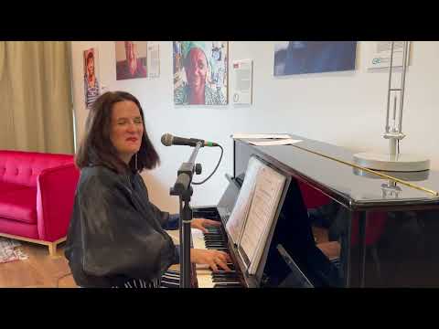 image = Caroline Harvey chante "Il jouait du piano debout"