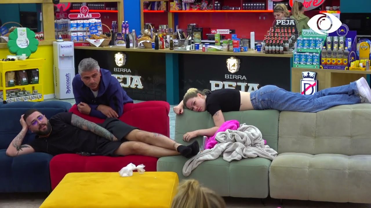 Keisi i përkëdhel kokën Lorencit