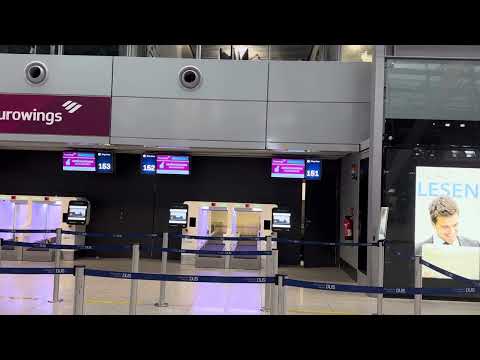 Moderner Self Check-In/Bag off Bereich von Eurowings am Düsseldorf Airport