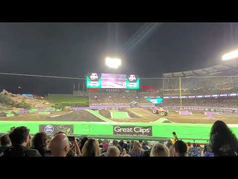 Monster Jam Superstar Challenge 2023 - ThunderROARus vs Grave Digger Nitro - Racing