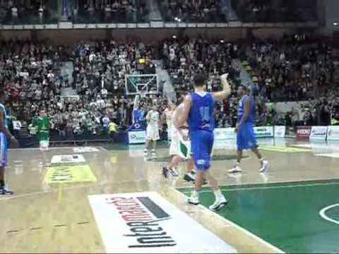 www zastal net   Decydująca akcja Waltera Hodge'a w meczu z Kotwicą Kołobrzeg