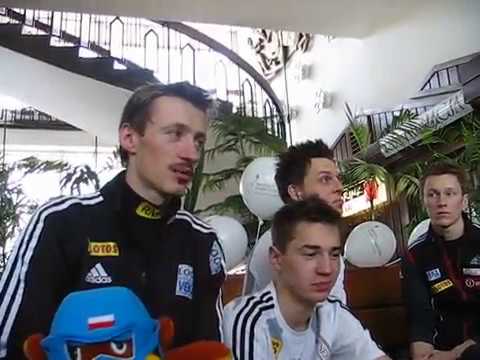 Adam Małysz z Kamilem Stochem, Stefanem Hulą i maskotką Misia Krokiewki 2006