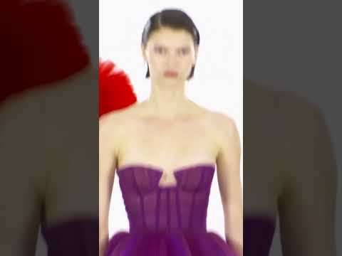 Valerie scherzinger walking for Carolina Herrera fall 22 ❤️💜